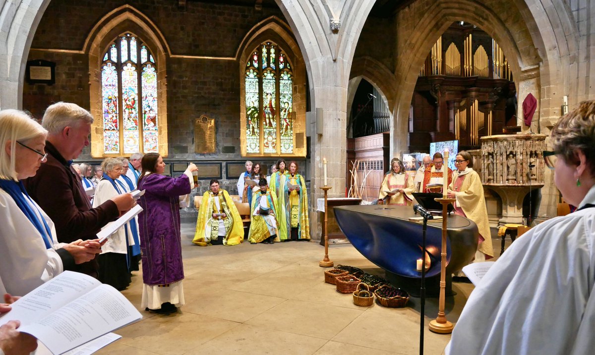 nclcathedral's tweet photo. More beautiful moments from this morning’s Chrism Eucharist, where holy oils were blessed for use across @NclDiocese. Join us in the coming days for Good Friday, Holy Saturday and Easter Day. View our Services &amp; Music Schedule here: https://t.co/ezJnWp1EHv (1/2) https://t.co/a247SFgvPj
