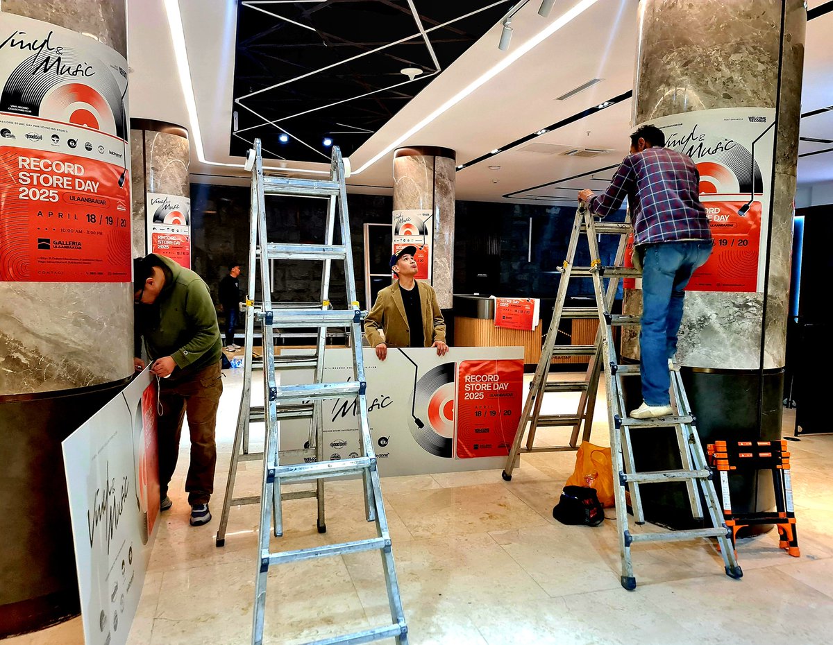 Пянзныхаа баярт бэлдээд манайхан хөнжилдөө унтах ч завгүй хөлхөлдөн хөдөлмөрлөж байдаг шүү. Энэ жилийн Vinyl &amp; Music дизайн онцгой гоё болж байна. Маргааш ургахын улаан нарнаар уулзалдан хөгжилдөж,  хөгжим урлагийн гайхамшгаар 3 өдөр Улаанбаатар хотын төвийг сайхан чимж гоёцгооё!
