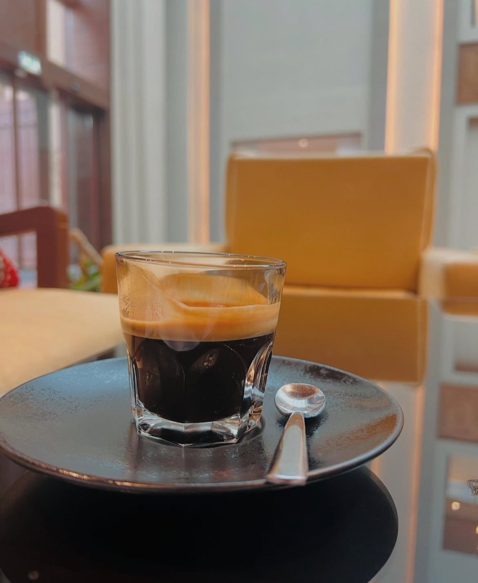 فقط فنجان القهوة هو من يستطيع أن يحتوي الوجع حينما يأتي المساء محمل برائحة الحنين