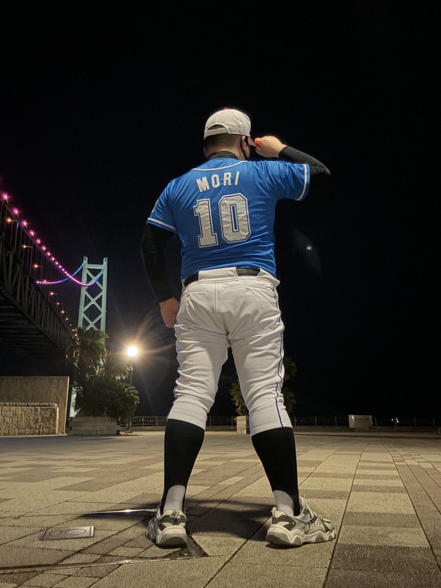 与你相见的那个夏天已经很遥远了，
海浪依旧拍着海岸，吹着的却已不是当时的风。
有如在那风中受了冻不断眨眼的星星一样，
我们悲伤地迷茫着，似乎做错了决定…
灯火逐渐亮起，灯火逐渐消逝，
留下的唯有海风，一如往昔。

风好大啊，帽子都要被吹飞了，下次有机会的话，和谁一起来吧。