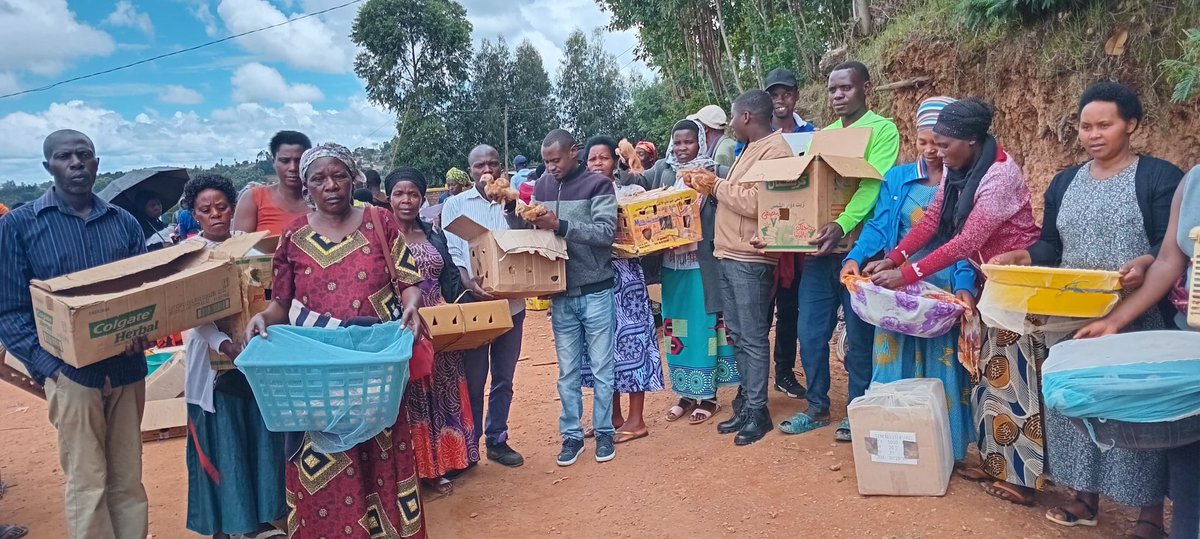 NYCByumba's tweet photo. Byumba sector NYC 

None tariki ya 17/04/2025 mu murenge wa Byumba Kubufatanye n'umushinga PRISM hatanzwe inkoko zigera kuri 250 ku rubyiruko rwo mu murenge wa Byumba https://t.co/MEHShoyb1a