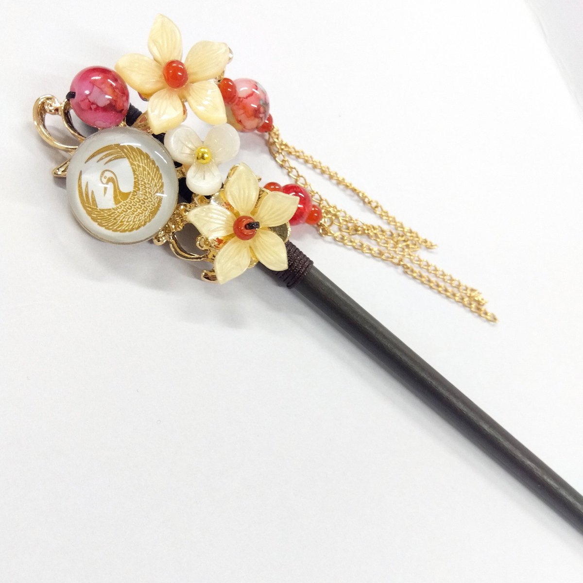 saiten1016's tweet photo. 通販したかんざしのパーツが欠けてたんだけど返品するのも面倒でパ���ツを付け替えてみた
加州くん仕様にするか鶴さん仕様にするか迷って鶴さんに
違和���なく補修できたと思います✨
#簪 #かんざし https://t.co/HL1v32kDIo