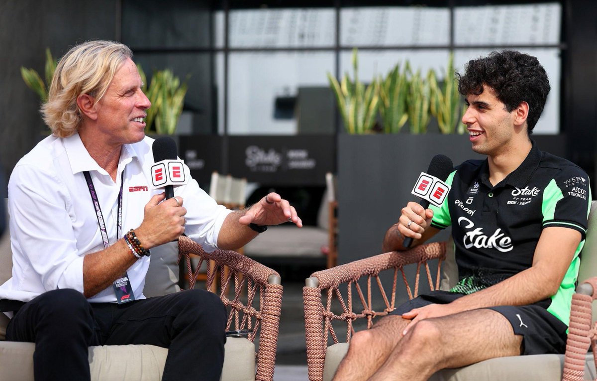 LucianoYoma's tweet photo. Gabriel Bortoleto in an interview with ESPN Latin America's Juan Fossaroli today in the paddock of the Jeddah circuit #SaudiArabianGP #SauberF1 #F1 https://t.co/PLTLjPFbB4