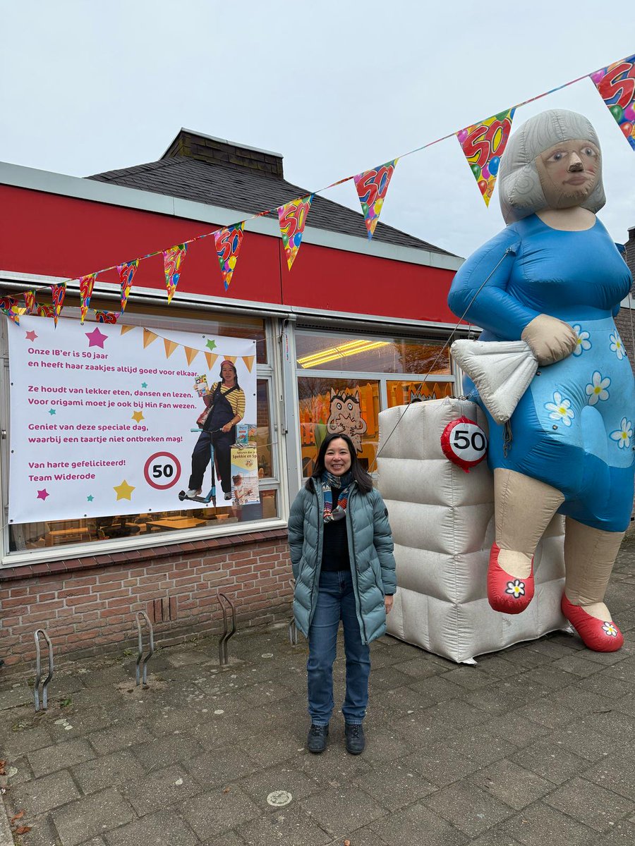 JUF HIN FAN ZIET SARAH!

Zondag a.s. wordt onze juf Hin Fan 50 jaar! Uiteraard wilden we deze heuglijke mijlpaal niet stilletjes voorbij laten gaan.
Bij aankomst vanochtend op school werd Hin Fan verrast met een mooi spandoek en opgeblazen Sarah.
Alvast van harte gefeliciteerd!
