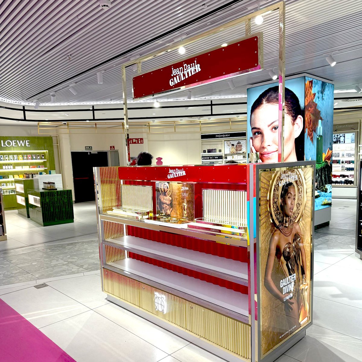 EBADER_GROUP's tweet photo. A stunning new Jean Paul Gaultier gondola has been unveiled at Terminal 4 of Madrid Airport. This premium unit features a sleek design with a newly integrated backlit logo positioned above the drawer area. 

#jeanpaulgaultier #madrid #madridairport https://t.co/VJPeTCHbPP