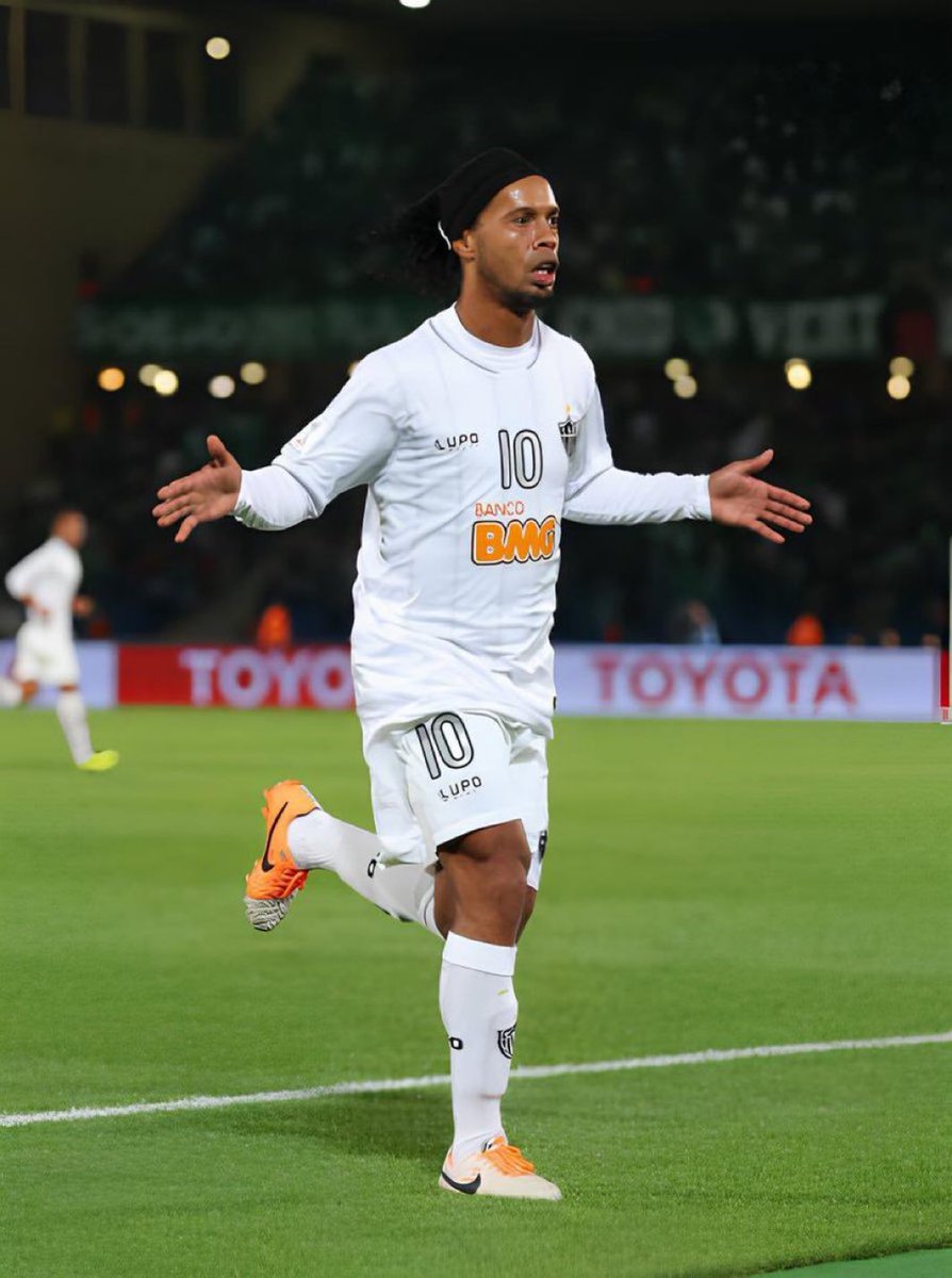 futnostalgico's tweet photo. Ronaldinho. @Atletico 2013. https://t.co/8bpsysPDDk