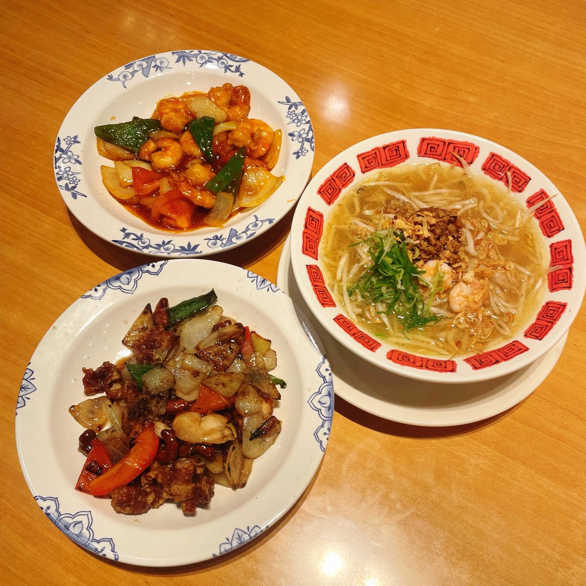 看到バーミヤン跟欣葉合作台灣料理的消息，第一天就來吃！聯名料理點了腰果雞丁跟糖醋蝦仁，再加上一碗擔仔麵。炸蝦和炸雞炸衣略厚，但搭配酸甜醬料翻炒挺剛好。本以為是肉臊湯麵的擔仔麵也有好好呈現蝦的鮮味，硬要說的話就是有點太大碗了。😆
對台菜沙漠居民來說算是個不錯的選擇，觀光就不必了。🤣