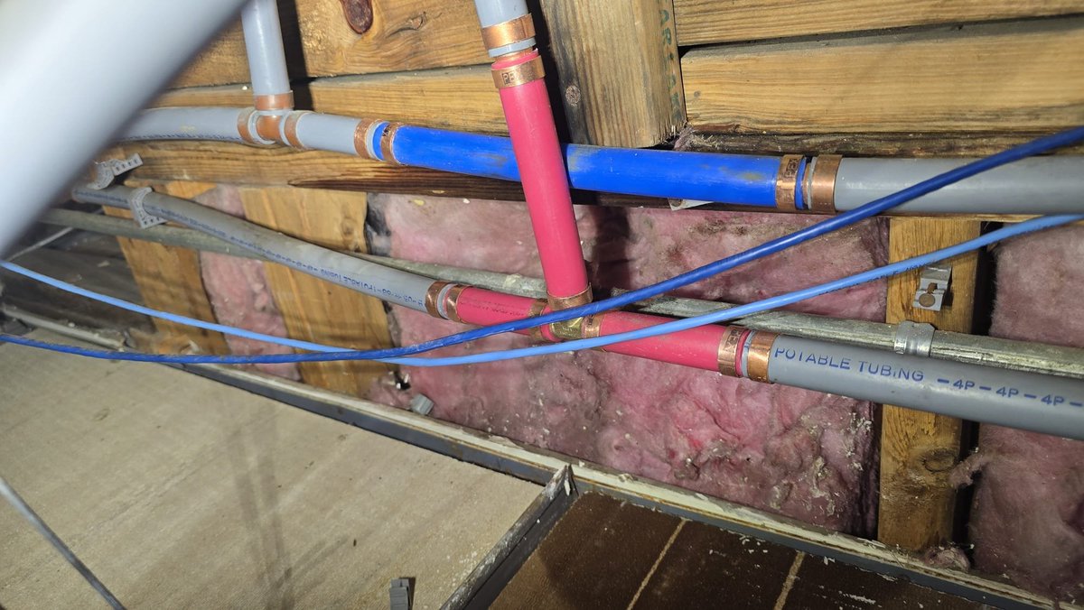 RooterManSC's tweet image. 🚰 Pin Hole Leak in a Polybutylene Line? We’ve Got It Handled!

Check out this recent repair we made to a polybutylene water line with a pin hole leak. 
#WaterLineRepair #PolybutylenePipe #PinHoleLeak #CharlestonPlumber #RooterManSC #PlumbingRepair #LeakDetection