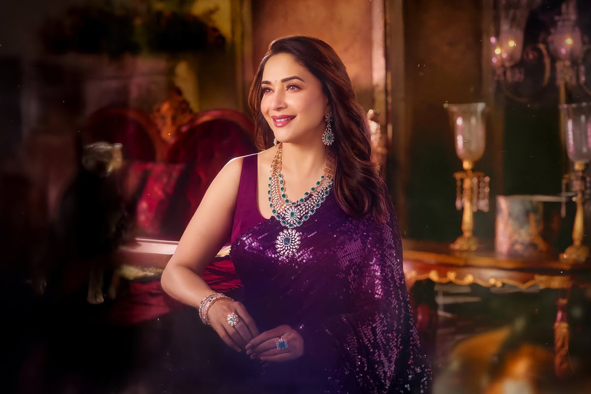 Mads__planet's tweet photo. Gracing y'all timeline with beauty in bulks 🔥🍷 #MadhuriDixit 
Madhoori Dixit 😭♥️ https://t.co/oLcBVD6ykF