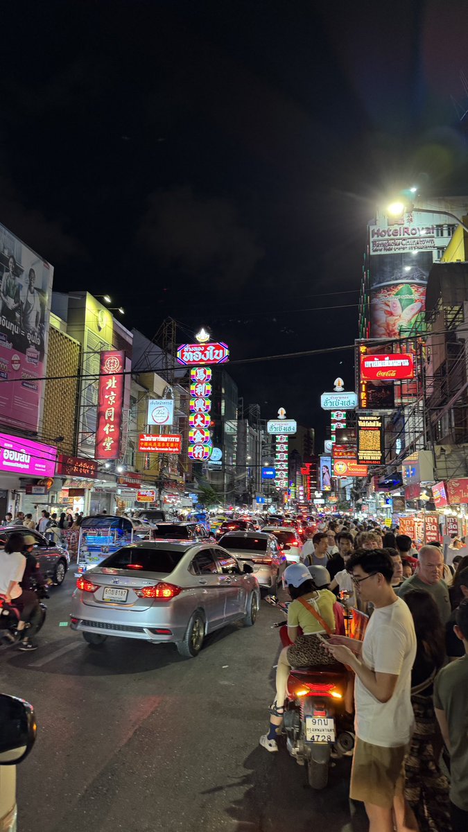 What fun evening exploring the largest Chinatown in the world here in Bangkok! 🇹🇭
After walking over 15,000 steps, having my feet cleaned by tiny fish, and eating a scorpion, I'm ready for bed! 😆 
#bangkok