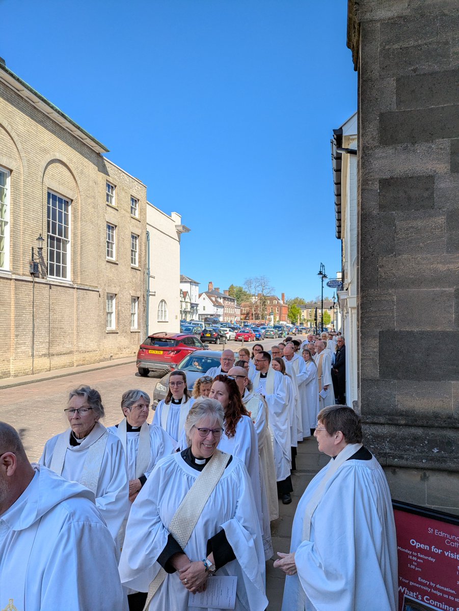 stedscath's tweet photo. The Chrism Eucharist in the Cathedral is always a joy. To see the Nave awash with clergy and following, the procession of white robes out to the South Lawn. A delicious Maundy Thursday lunch followed, made and served by Pilgrims' Kitchen. Thank you to all who joined us. https://t.co/sLW5wuvoDO