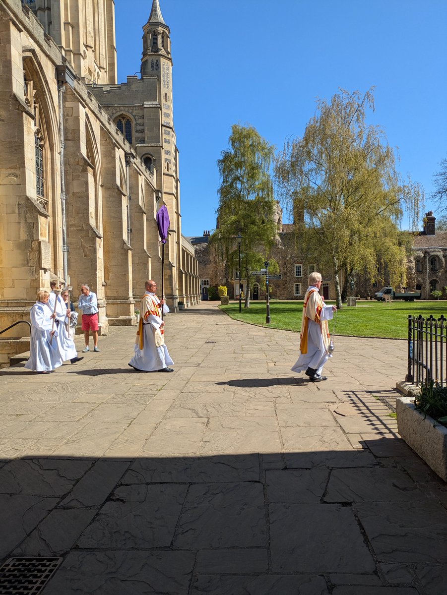 stedscath's tweet photo. The Chrism Eucharist in the Cathedral is always a joy. To see the Nave awash with clergy and following, the procession of white robes out to the South Lawn. A delicious Maundy Thursday lunch followed, made and served by Pilgrims' Kitchen. Thank you to all who joined us. https://t.co/sLW5wuvoDO