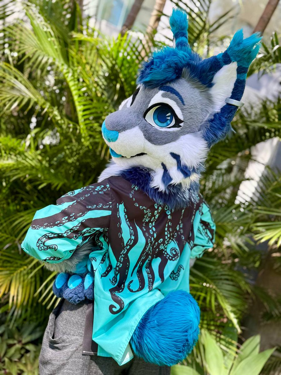 This tropical lynx finally made it to the land down under!
#FursuitFriday 
📸 <a href="/ZeePurpleFox/">✨💜Zee💜✨🔜 Spinal Fusion 🩻</a>
🧵🪡 <a href="/jesdenart/">Jesdenart ★</a>
📍 FurDU'25