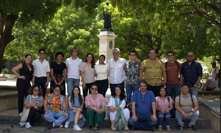 Durante varios meses, 67 contadores de historias se sumergieron en un viaje narrativo que pasó por lugares clave en la vida y obra de Gabo: Aracataca, Valledupar, Montería, Santa Marta, Nueva York y Barcelona, cruciales en la consagración de Gabo como autor global.🌍