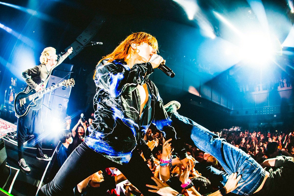 gyakutarou's tweet photo. 本日、東京都はZepp Shinjukuにオンステージ。
柿落としをやらせてもらったZepp新宿、2周年のお祝い。

ライブハウスだったなー。本当に最高以外の言葉がないよ。またやろうぜ、ありがとう。楽しかったーーーーー。

写真 @cazrowAoki https://t.co/Ao0Tsf54T6