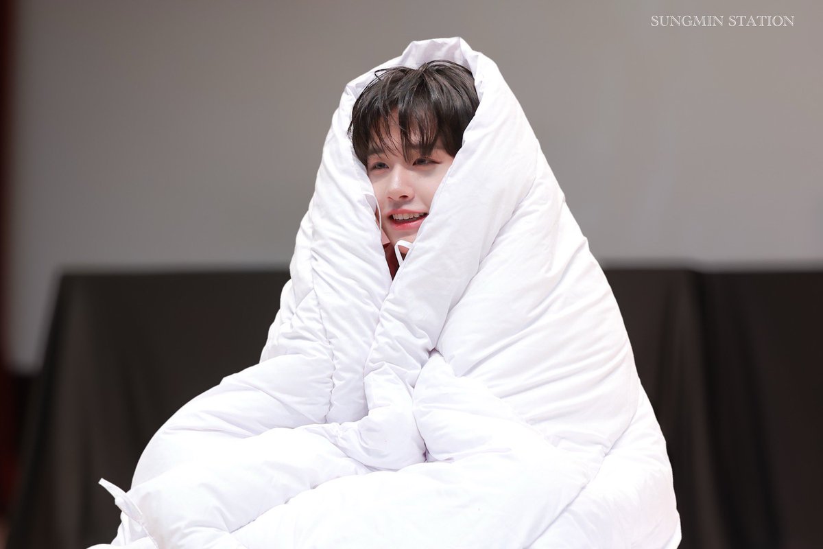 250411 올리브영 팬싸회 

토끼야🐰~ 이불 밖은 진짜 위험하니까, 절대 
나오지 마! ♡(｡>ㅅ<｡)♡

#김성민 #KIMSUNGMIN
#CLOSEYOUREYES #클로즈유어아이즈
#클유아 #CYE