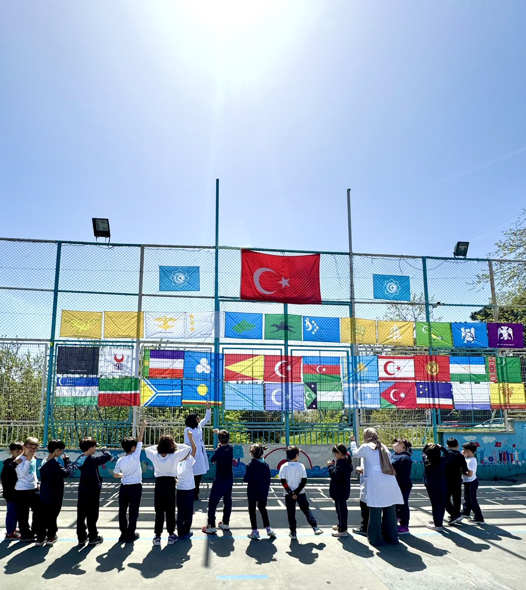 Anayurttan Atayurda selam olsun! 😊 

Baharın gelişiyle beraber Türk Dünyası Haftası’nı kutlamak için bahçemize Türk Dünyası bayrakları astık. Gelenekli oyunlar, yemek ve sanat atölyeleri, konferanslar ve onlarca farklı etkinlikle birlik duygumuzu güçlendirdik. 🇹🇷🇦🇿🇺🇿🇰🇿