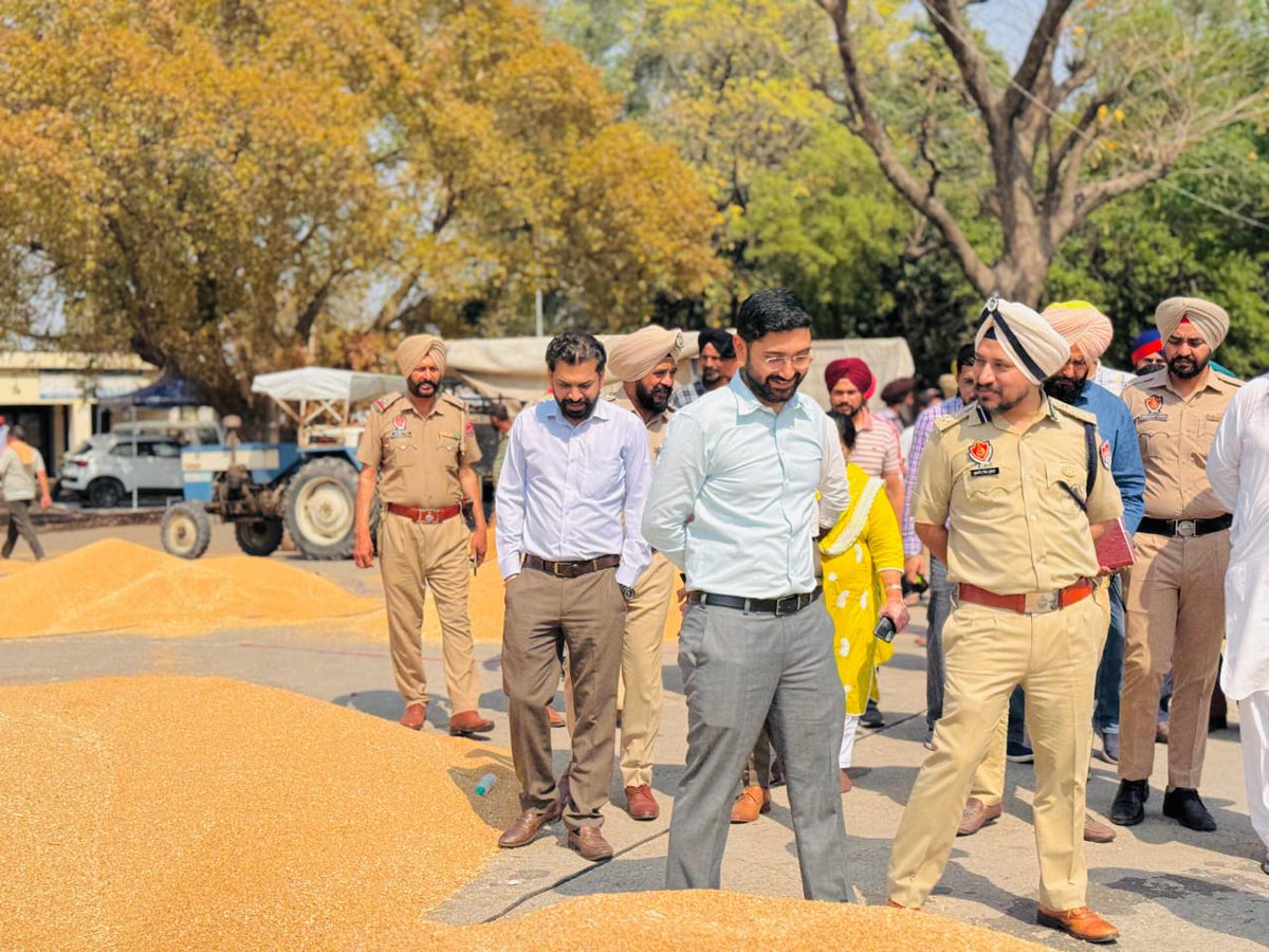 RupnagarPolice's tweet image. Today, DC and SSP Rupnagar visited Anaj Mandi to review the security arrangements for the wheat purchase. During the visit, they #interacted with the farmers and assured them that all possible efforts would be made to address their concerns.

#YourSecurityOurPriority