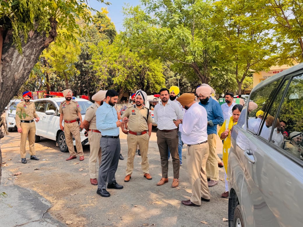 RupnagarPolice's tweet image. Today, DC and SSP Rupnagar visited Anaj Mandi to review the security arrangements for the wheat purchase. During the visit, they #interacted with the farmers and assured them that all possible efforts would be made to address their concerns.

#YourSecurityOurPriority