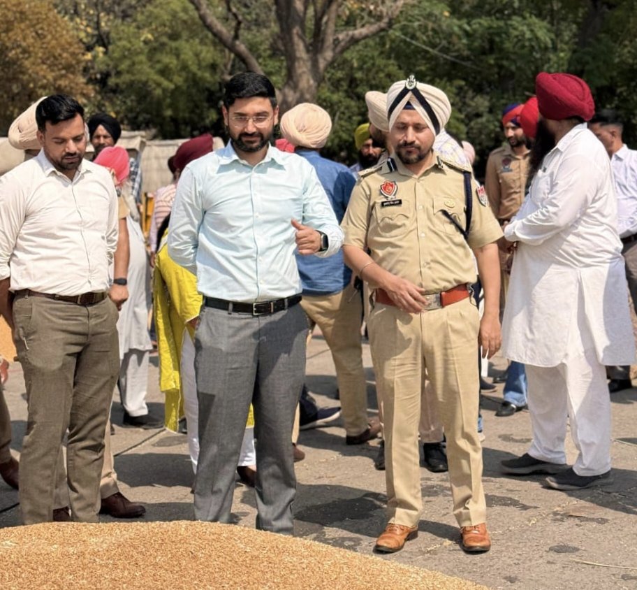 RupnagarPolice's tweet image. Today, DC and SSP Rupnagar visited Anaj Mandi to review the security arrangements for the wheat purchase. During the visit, they #interacted with the farmers and assured them that all possible efforts would be made to address their concerns.

#YourSecurityOurPriority