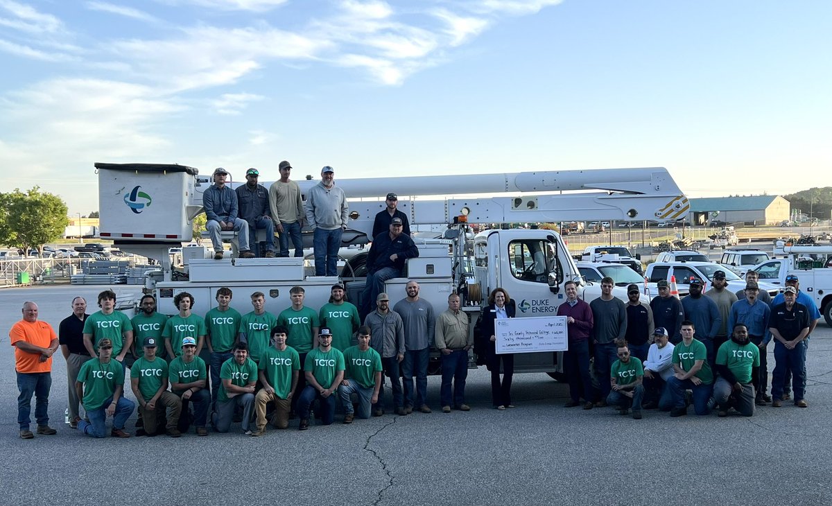 trentacker's tweet image. Celebrating National Lineworker Appreciation Day a day early in Anderson with students from Tri-County Tech’s power line worker program.
The @DukeEnergy foundation is supporting future lineworkers with $200,000 in grants to training programs across SC.
#ThankALineworker
