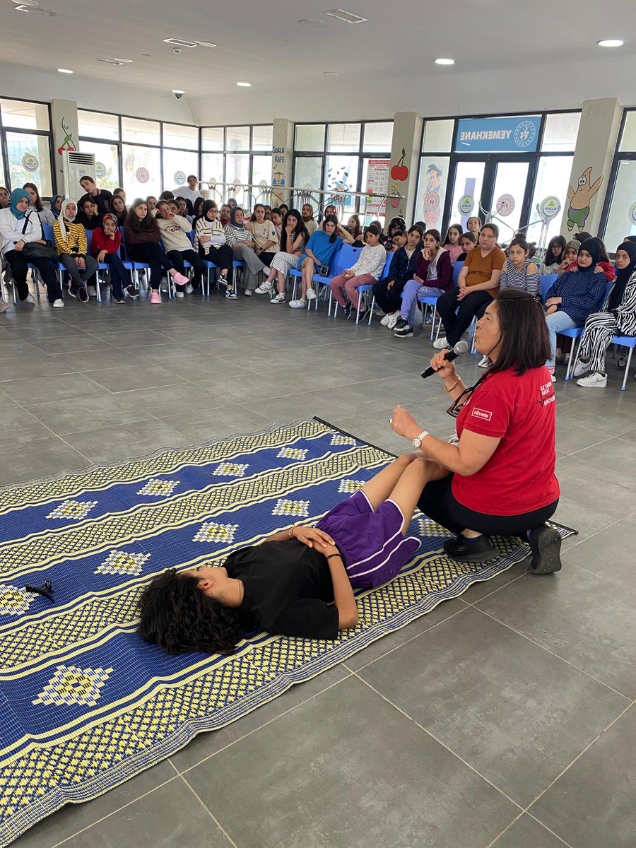 Toroslar ilçemizin,Toroslar gençliği deniz kampında ortaokul kız grubu öğrencilerine ilk yardım eğitimi vererek öğrencilerimizde farkındalık oluşturmaya çalıştık.⁦<a href="/Yusuf__Tekin/">Yusuf Tekin</a>⁩ ⁦<a href="/ozkan_meb/">Özkan AVCI</a>⁩ ⁦<a href="/cemalunal_/">C.ÜNAL</a>⁩ ⁦<a href="/MersinMEM/">Mersin İl Millî Eğitim Müdürlüğü</a>⁩ ⁦<a href="/fazilet_durmus/">Fazilet Öğretmen 🇹🇷</a>⁩