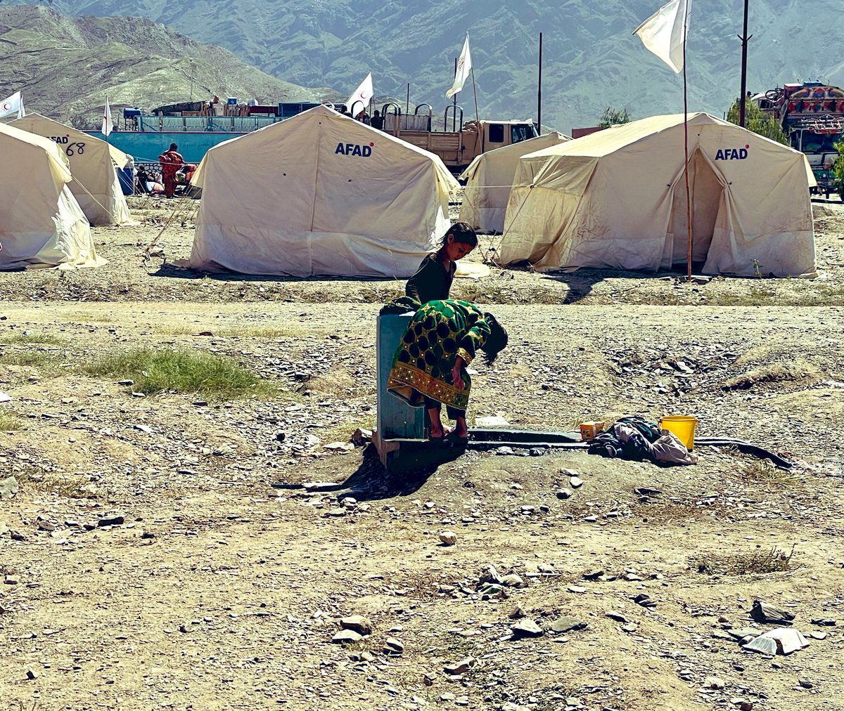 Helen Brunt (@helenbrunt) on Twitter photo Over 60k Afghans have returned in just 2 weeks after decades seeking refuge in Pakistan. Malnourished & traumatised, they’ve left livelihoods & belongings behind.<a href="/ARCSAfghanistan/">Afghan Red Crescent | افغاني سره میاشت</a> are providing shelter, healthcare, food & water. But needs are immense. Long-term support is needed! Over 60k Afghans have returned in just 2 weeks after decades seeking refuge in Pakistan. Malnourished & traumatised, they’ve left livelihoods & belongings behind.<a href="/ARCSAfghanistan/">Afghan Red Crescent | افغاني سره میاشت</a> are providing shelter, healthcare, food & water. But needs are immense. Long-term support is needed!