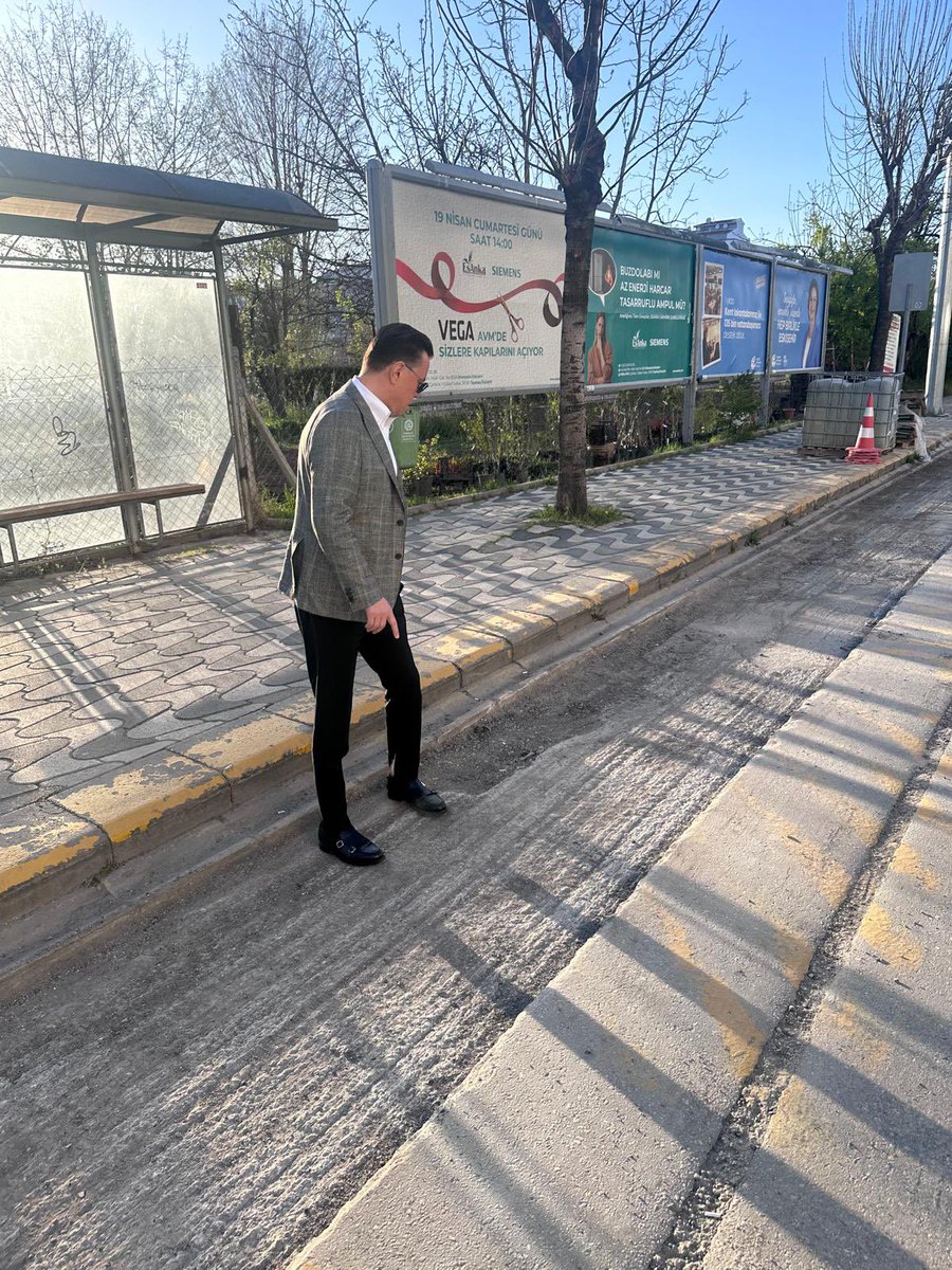 Eskişehir trafiğine vizyoner dokunuş!
Bilmem kaç kilometrelik bisiklet yolu uğruna mevcut araç şeridi daraltılmasıyla 10 dakikalık mesafe artık 45 dakikada geçiliyor. Henüz esnaf ve vatandaşlar yeni düzene alışıp araçlarını o dar şeritlere park etmeye başlamadı bile… O zaman