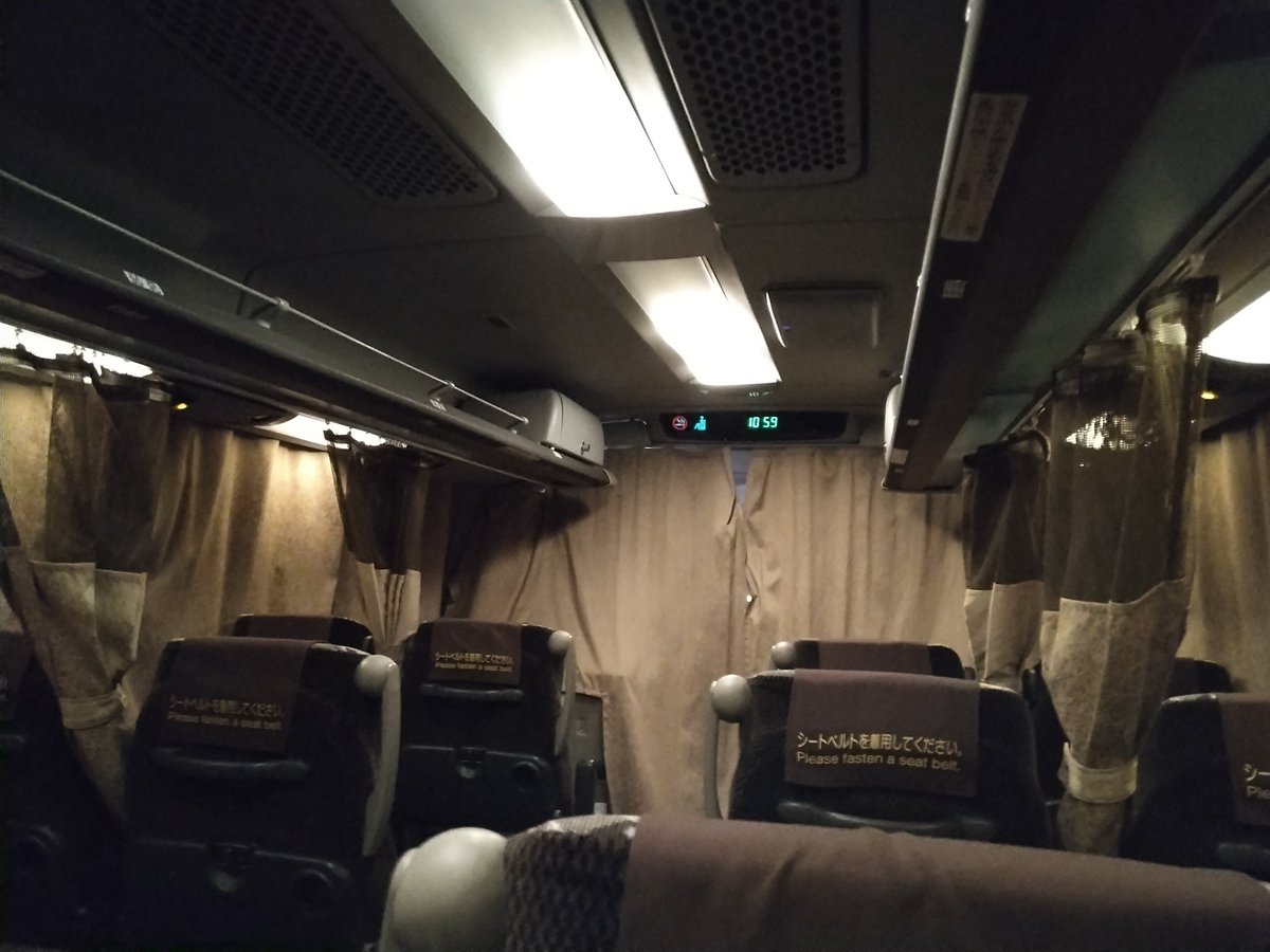 Nor8Gbcnuzo8csf's tweet photo. #ヨドバシ梅田タワー前バスターミナル<LINKS UMEDAフロア1F>より、23時00分発 #さくら高速バス #AT31 USJ ホテル-ヨドバシ梅田‐神戸⇒広島 スタンダード@ に乗車。
平日で空いていて、前後左右空席です。
リクライニング、隣に荷物を置く等、ご自由にとのアナウンスがありました。
#高速バス https://t.co/GbrR57IEOa
