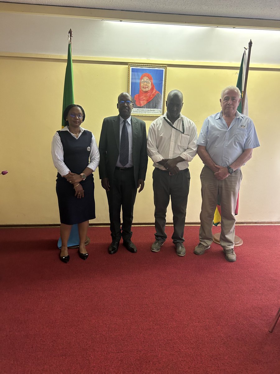 Maafisa Ubalozi wa Tanzania nchini Zimbabwe, wamekutana kwa mazungumzo na wafanyabiashara wa tumbaku kutoka kampuni ya Rhodes Leaf Tobacco (RLT) na kujadiliana kuhusu manunuzi ya zao hilo kutoka nchini Tanzania. Wafanyabiashara hao wameonesha nia ya kufanya ziara nchini Tanzania