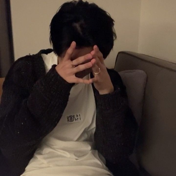 🐯: Yang udah yang
🐯: Jangan nangis terus
🐯: Ntar kepalanya pusing
🐯: Mending sini tiduran dulu
🐻: Bi-biii
🐯: Iyaa, bibinya gapapa kok
🐯: Kan kata dokter juga gapapa
🐯: Cuma kekurangan cairan aja
🐻: T-tapi dari tadi bibinya bilang sakit terusss
🐯: Iyaa—
👶🏻: P-papa
🐯🐻: