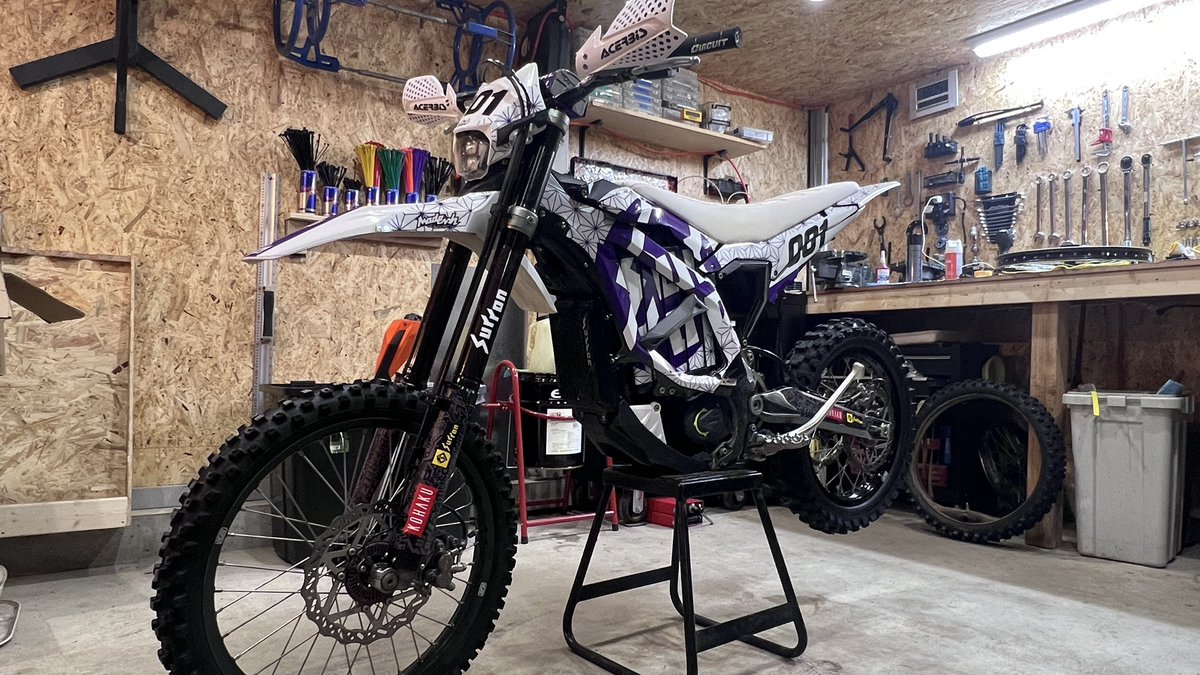 jonit_211's tweet image. 阪下で岩にヒットしたリム
勝沼で激突したバッテリーガード

などなど修理メンテしてツヤっとコーティングして

どうだい？
カッコいいだろ？（自己満

#surron