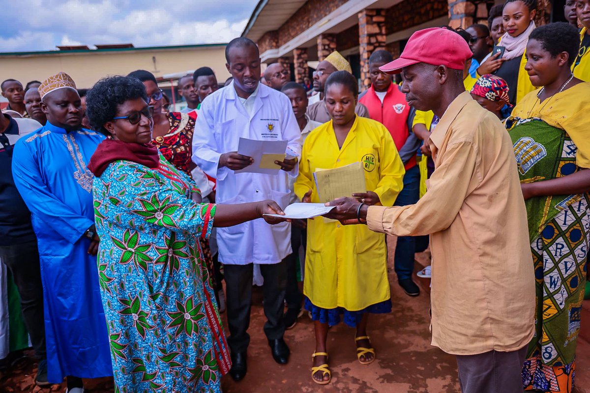 #Gitega Amafaranga yababa imiriyoni 2 z'amarundi niyo Umugambwe @CNDD_FDDGitega warihiye kuri uyu wa kane igenekerezo rya 17 Ndamukiza 2024, abagwayi bavuriwe mu bitaro mpuzantara vya #Gitega bagakira ariko bakabura ayo kuriha ibitaro.