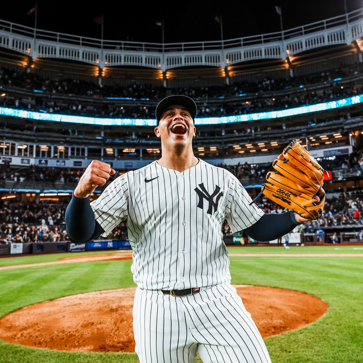 AquiSomosYankis's tweet photo. ‼️ FERNANDO CRUZ EN LOS LIBROS DE LA HISTORIA ‼️
Fernando Cruz completó ayer el primer salvamento de su carrera y se convirtió en el tercer boricua 📷 en salvar un juego para los Yankees! 🔥🔥🔥 https://t.co/UTts9wUD0a