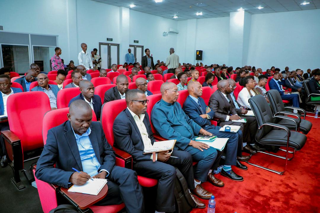 SE le 1er Ministre Lt-Gén Pol #Ndirakobuca_Gervais a aussi salué la présence du directeur des opérations de la Banque Mondiale pour le #Burundi à cette réunion. En vue du bon déroulement de la mise en œuvre des projets, une retraite conjointe a été recommandée à ce propos