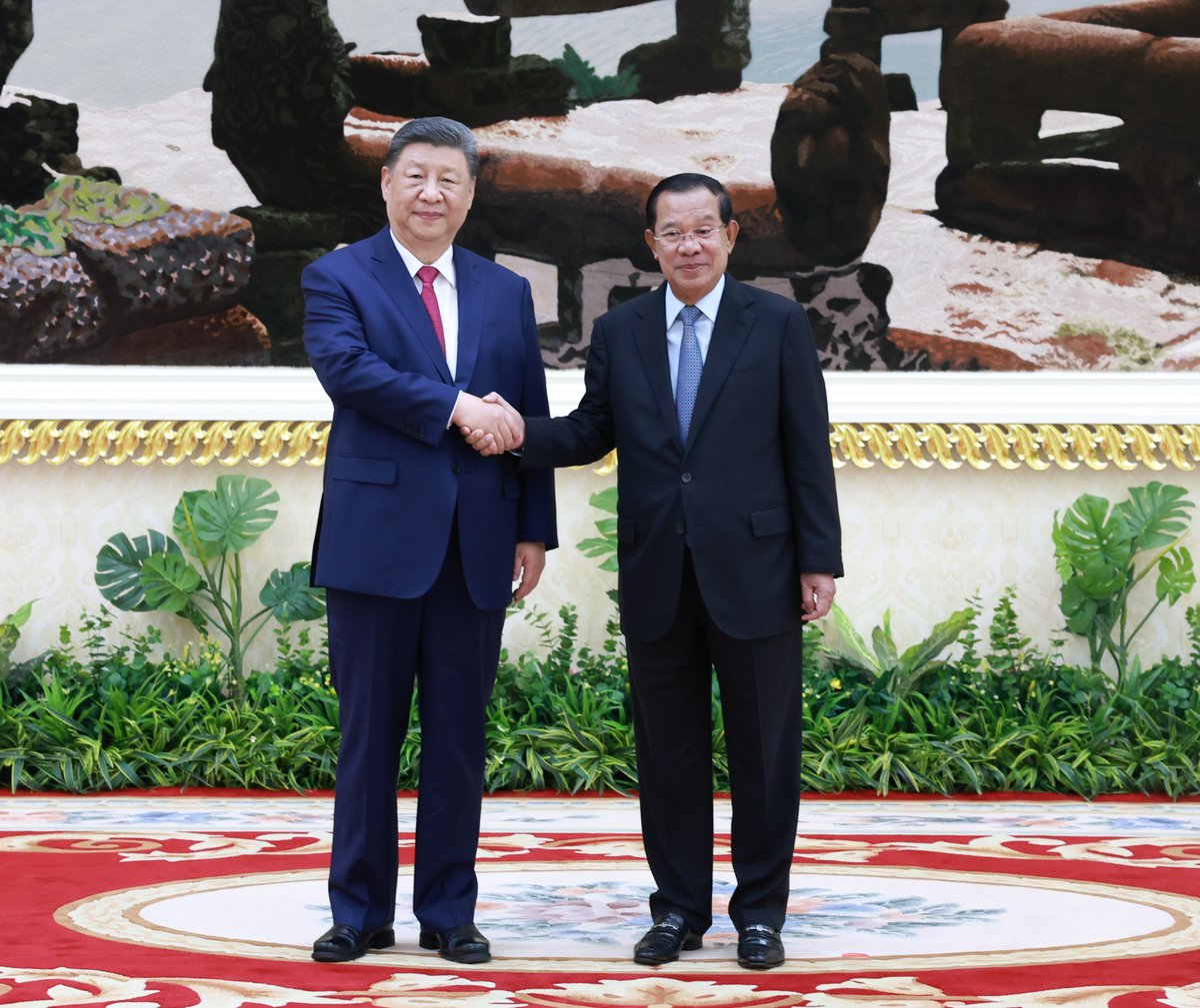 President Xi Jinping met with Samdech Techo Hun Sen, President of the Cambodian People’s Party and President of the Senate of Cambodia.
 
China and Cambodia are ironclad friends as well as friendly neighbors. Building a China-Cambodia community with a shared future is a choice of