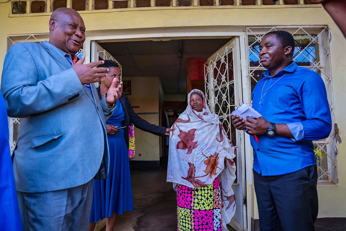 #Gitega Umugambwe @CNDD_FDDGitega watanze kandi amafaranga 220.000 yo kugura imiti y'umwana asanzwe afise ingwara yo mu mutwe ariko aravurirwa ku kigo co mu ntara ya Gitega kivura ingwara zo mu mutwe bita "centre de soins mentaux de Gitega".