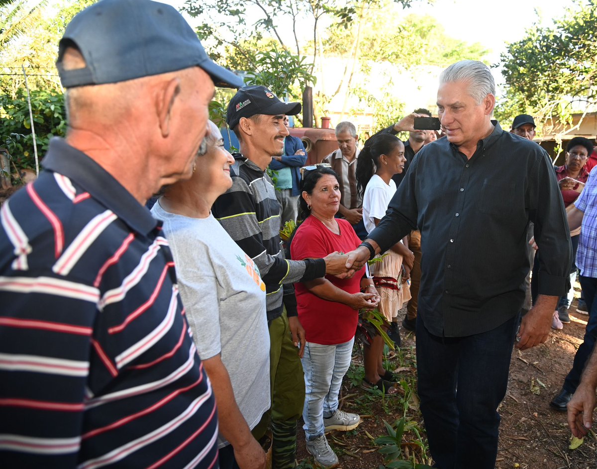 🇨🇺| Por el municipio Los Arabos, en Matanzas, continuó este jueves el primer secretario del Comité Central del Partido y Presidente de la República de #Cuba, <a href="/DiazCanelB/">Miguel Díaz-Canel Bermúdez</a>, sus recorridos por el país.

🧶