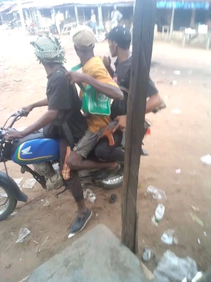 ChuksEricE's tweet photo. They took these pictures somewhere at Ukum Local Government Area of Benue State😱🤯 https://t.co/v9GxJK323l