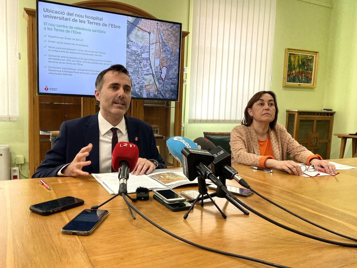 Tortosa's tweet photo. SALUT | 🤝L'Ajuntament  i la Generalitat signen un protocol per fer possible la construcció del nou 🏥hospital universitari de les Terres de l'Ebre al barri de Sant Llàtzer

🧵(1/2) https://t.co/UFiYSZIV05