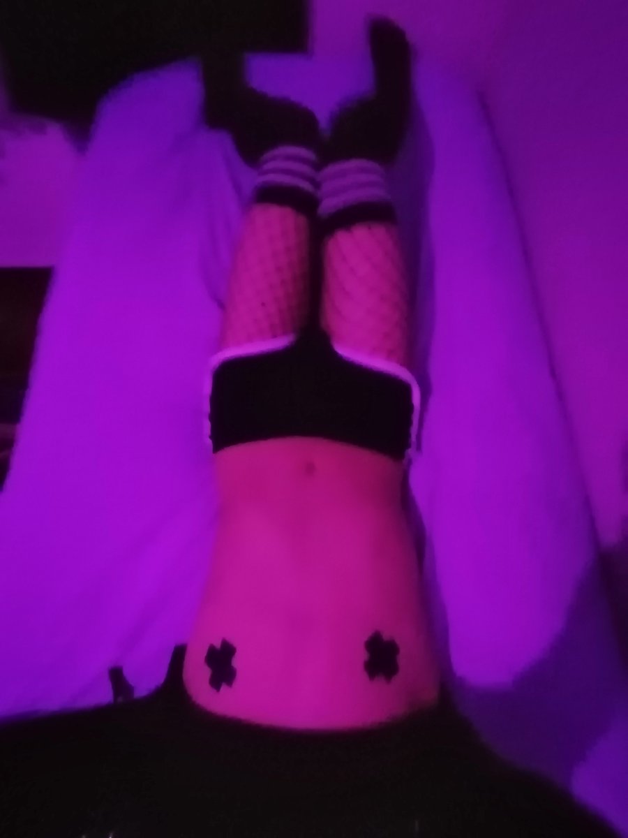Yellow_Euro's tweet photo. >:3 just chilling in my bed 

#Femboy  #femboytummy #thighs #LGBTQIA  #gay #bisexual #sissy #twink #bdsmِ  #cute #lewd #horny https://t.co/ok4XeqOYip