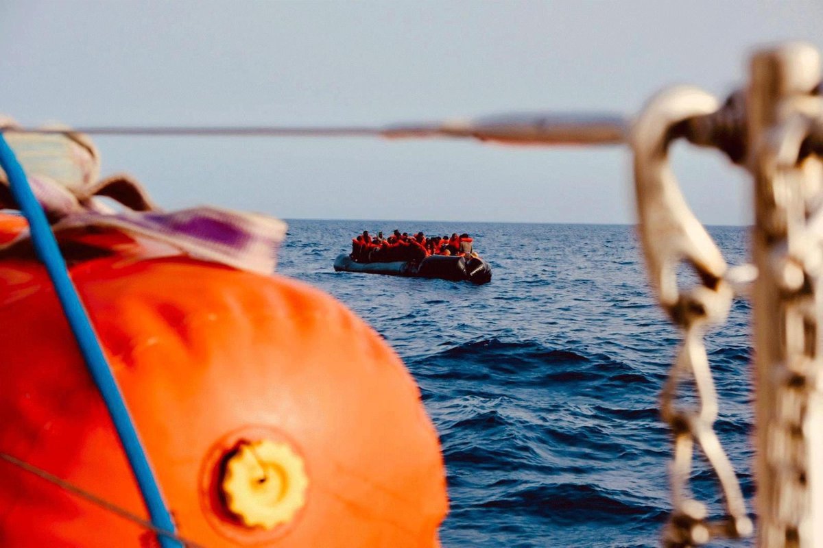 Radio3 Scienza (@radio3scienza) on Twitter photo Una nave piena di turisti in vacanza si incrocia con una barca in arrivo carica di #migranti: essere a bordo dell'una o dell'altra è frutto del caso, a seconda se si è nati al di qua o al di là del #Mediterraneo. Gli specializzandi di <a href="/unibait/">Uniba.it Aldo Moro</a> e la loro esperienza a #Lampedusa, Una nave piena di turisti in vacanza si incrocia con una barca in arrivo carica di #migranti: essere a bordo dell'una o dell'altra è frutto del caso, a seconda se si è nati al di qua o al di là del #Mediterraneo. Gli specializzandi di <a href="/unibait/">Uniba.it Aldo Moro</a> e la loro esperienza a #Lampedusa,