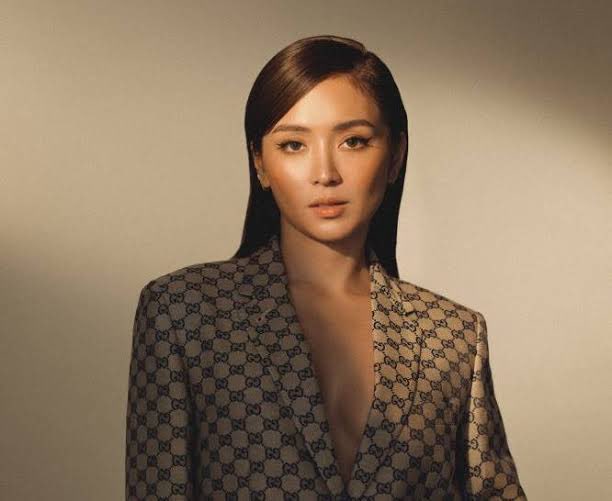 AltA2ZChannel11's tweet photo. Ibigay na sana ng ABS-CBN at GMA ang isang pangmalakasan na teleserye o movie sina Judy Ann Santos, Claudine Barretto, Barbie Forteza, at Kathryn Bernardo.

Kailangan mangyari ito sa lifetime ng mga Millennials at Gen-Z! https://t.co/UyYRwpCuwF