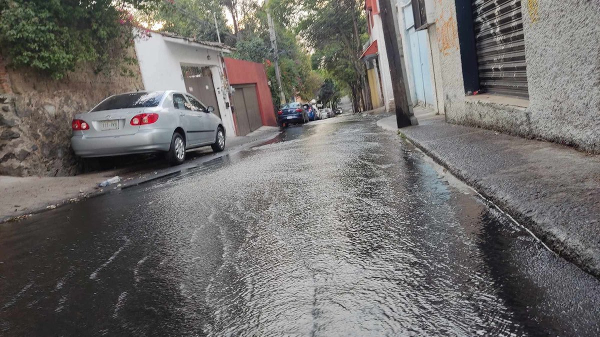 Fuga de agua en Congreso y Tezoquipa, Tlalpan Centro <a href="/SEGIAGUA/">Secretaría de Gestión Integral del Agua</a>