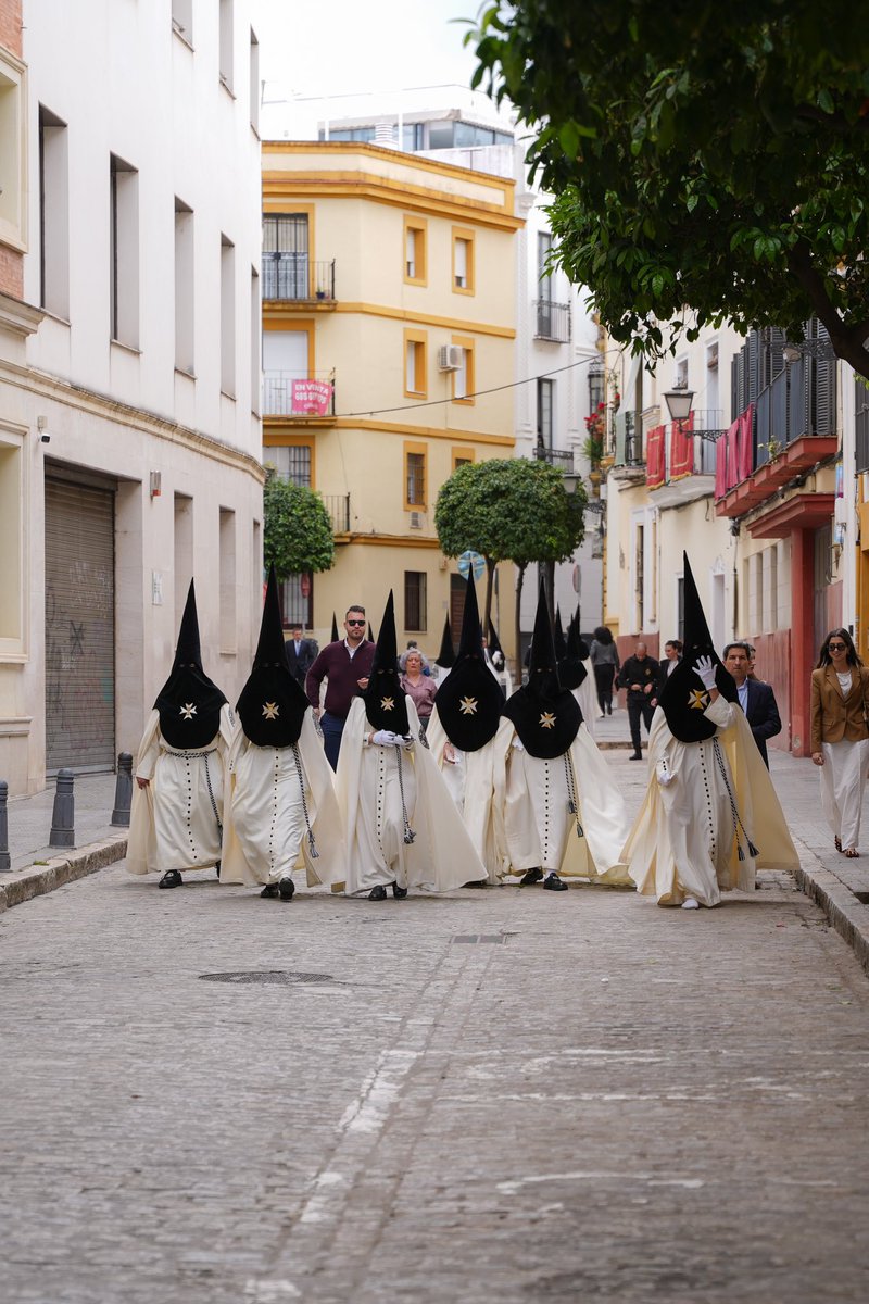 PasionDeSevilla's tweet photo. Llegan nazarenos a la calle feria @hdaddemontesion  ❤️

#SSantaSevilla25 https://t.co/0RuH4rf97R