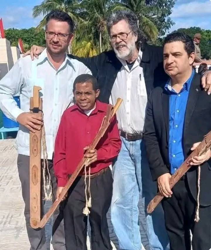 Annie, Elier, Yusuam y Humbertico, recibieron la réplica del Machete de Máximo Gómez. Ellos son cubanos dignos que defienden cotidianamente el ideario y los principios revolucionarios. Muchas Felicidades!!! #CubaVencerá #ANAPCuba <a href="/FelixDuarteOrte/">Félix Duartes Ortega</a> <a href="/SarduyYamila/">Yamila Sarduy Martínez</a> <a href="/SFerreyan/">Sergio Rodríguez Ferreyán</a>