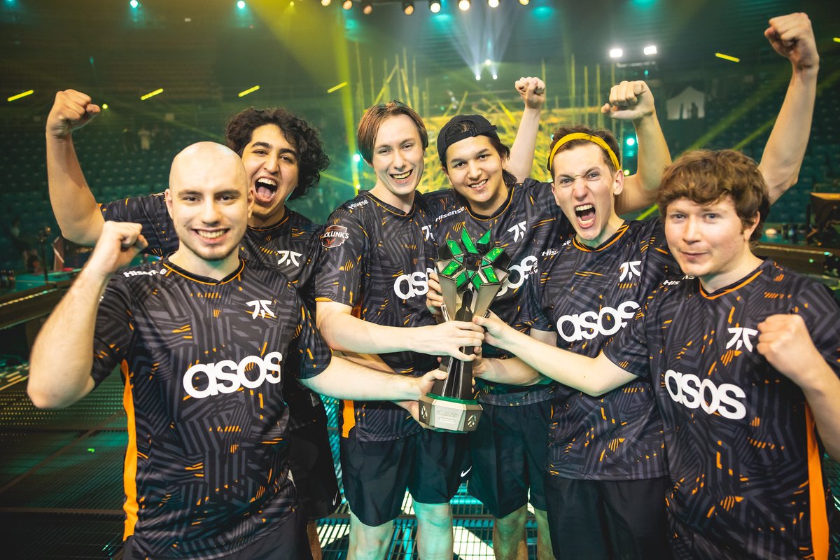 nandoshowww's tweet photo. 🎙️🇬🇧 Boaster, em entrevista à Game Arena, relembra atmosfera do público brasileiro na final do LOCK//IN, em São Paulo, contra a 🇧🇷 LOUD, em 2023

"Acho que ainda é um dos meus momentos mais memoráveis na história do VALORANT. Eu não consigo superar quão alto era o barulho quando a LOUD saiu de 0-2 para 1-2 e depois 2-2. Especialmente no 2-2, quando perdemos o mapa, eu tirei o fone e eu fiquei desacreditado com o barulho. Acho que o formato da arena indo pra cima ao invés de ir para os lados foi um grande fator, mas foi épico. 

Foi como se eu estivesse em um anime ou em um show de TV épico. Nunca vou esquecer. Me senti mal por silenciar a torcida, mas foi algo maluco poder voltar do jeito que foi. Eu sei que as pessoas ainda falam sobre [o 11 a 3], mas pra mim é tranquilo porque é um grande momento na minha carreira e na minha vida"

Entrevista completa e legendada no reply