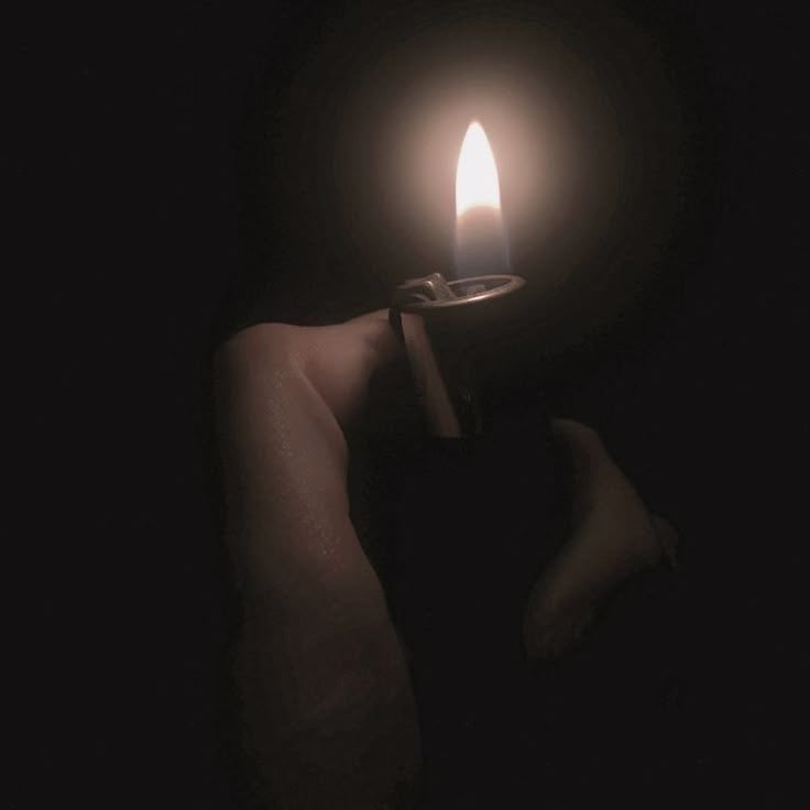 breathemartel's tweet image. ⠀
#TheFearHighschool
ชีวิตธรรมดาเงียบเหงาในต่างจังหวัด น้ำไม่ไหล ไฟดับเป็นเรื่องที่เกิดขึ้นบ่อย บ้านของนทีก็เช่นเดียวกับบ้านอื่นในหมู่บ้านที่บัดนี้มืดสนิท บางบ้านเลือกจะหยิบเทียนดอกเล็กมาจุดให้ความสว่าง เว้นแต่กับนทีที่เลือกวิธีต่างออกไป

“โรงเรียนมีไฟสำรองไปรอที่นั้นแล้วกัน”