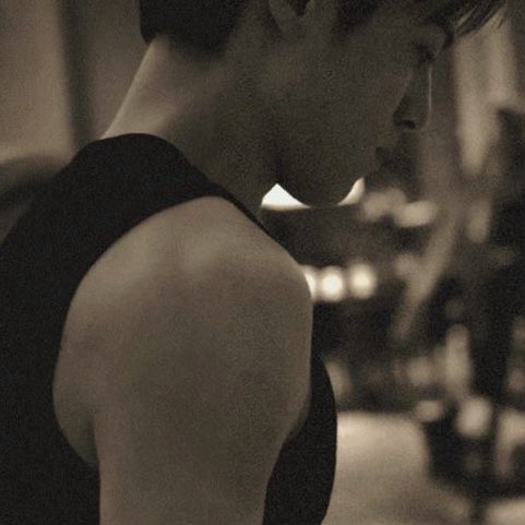 breathemartel's tweet image. ⠀
#TheFearHighschool
ชีวิตธรรมดาเงียบเหงาในต่างจังหวัด น้ำไม่ไหล ไฟดับเป็นเรื่องที่เกิดขึ้นบ่อย บ้านของนทีก็เช่นเดียวกับบ้านอื่นในหมู่บ้านที่บัดนี้มืดสนิท บางบ้านเลือกจะหยิบเทียนดอกเล็กมาจุดให้ความสว่าง เว้นแต่กับนทีที่เลือกวิธีต่างออกไป

“โรงเรียนมีไฟสำรองไปรอที่นั้นแล้วกัน”