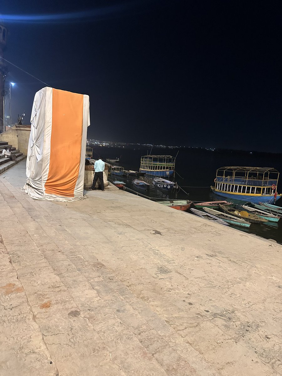 वाराणसी में गंगा घाट पर विशुद्धि करते लोग 
कैसे शुद्ध होगी गंगा